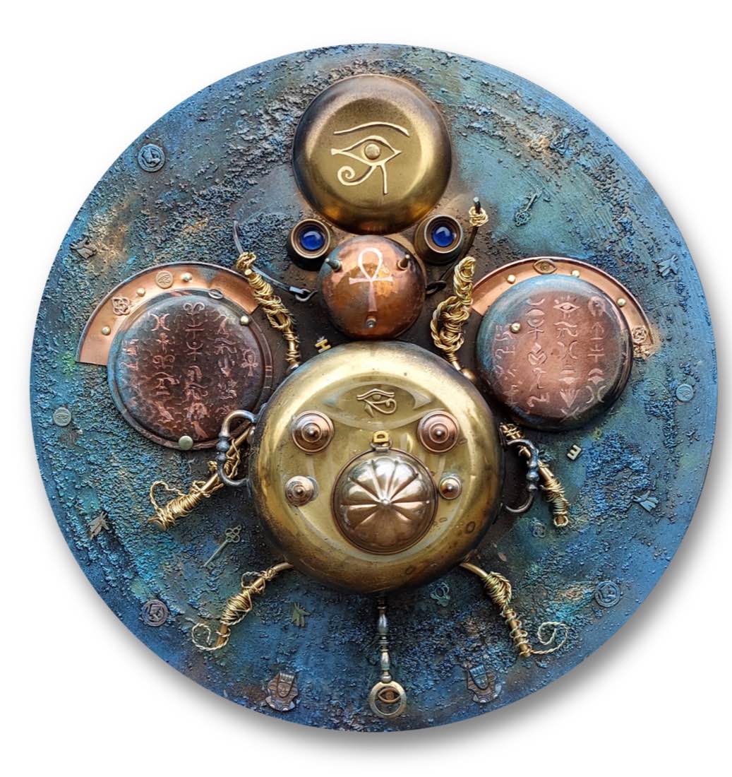 Mixed-Media-Kunstobjekt Der Goldene Skarabäus von Irina Gerhardt
