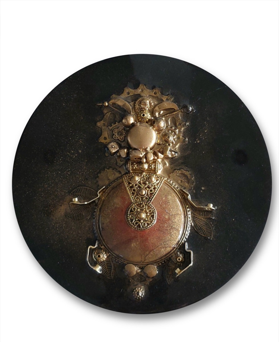 Mixed-Media-Kunstobjekt Diptychon Der Goldene Skarabäus von Irina Gerhardt